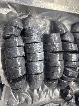 墨魚香腸切配規格：1 開 8；冷凍拿出來 3 分鐘就可以切