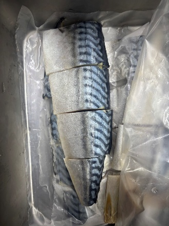 鯖魚片切配規格：1 開 4，頭尾切掉；頭從魚鰭下刀切掉，尾從尾端往前數 2 公分切掉