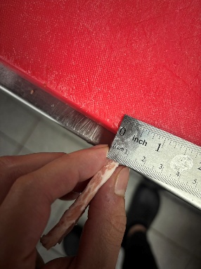 依比例松阪豚・扇子肉切配規格：厚 0.5 公分、長 6.5 公分、寬 4 公分；每塊原塊不同，可接受長寬誤差 ±0.5 公分