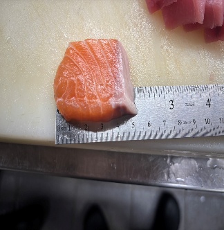 鮭魚切配規格：長 5 公分、寬 3.5 公分、厚 1.2 公分
